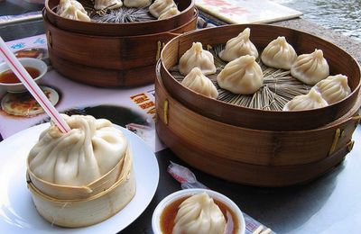 Du lịch Thượng Hải xếp hàng ăn bánh bao bằng ống hút