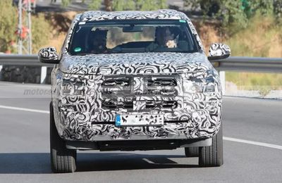 Mitsubishi Pajero Sport 2026 chạy thử trên đường