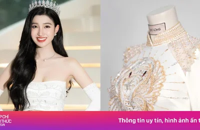 Áo dài đính 200 viên đá Swarovski của Phương Nhi