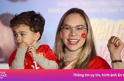 Vợ Xuân Son, Quang Hải đeo túi Louis Vuitton ăn mừng chiến thắng