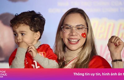 Vợ Xuân Son, Quang Hải đeo túi Louis Vuitton ăn mừng chiến thắng