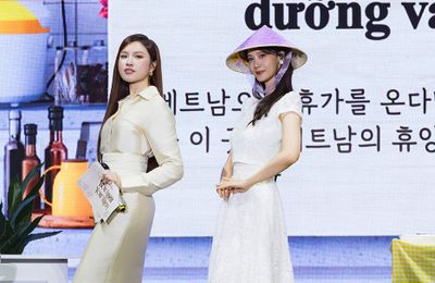 Khéo như MC Thanh Thanh Huyền hướng dẫn Yoona (SNSD) tạo dáng với nón lá