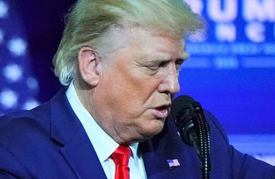 Tổng thống Trump quảng cáo đồng hồ Trung Quốc