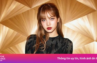 Lisa táo bạo với váy xuyên thấu