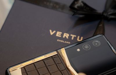 Vertu Quantum Flip Full Gold - món quà công nghệ cho người xứng tầm
