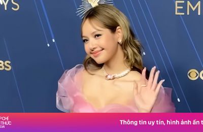 Lisa gây bão toàn cầu khi diện đầm 'hồng cánh sen'