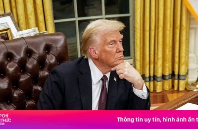 Đồng hồ Rolex bí ẩn trên bàn làm việc ông Trump