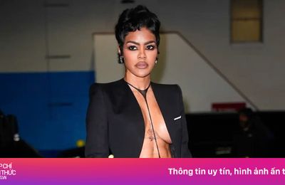 Khoảnh khắc gây sốc của 'váy khỏa thân'