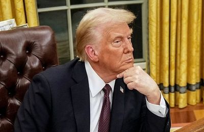 Đồng hồ Rolex bí ẩn trên bàn làm việc ông Trump