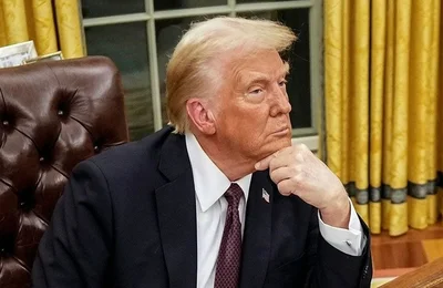 Đồng hồ Rolex bí ẩn trên bàn làm việc ông Trump
