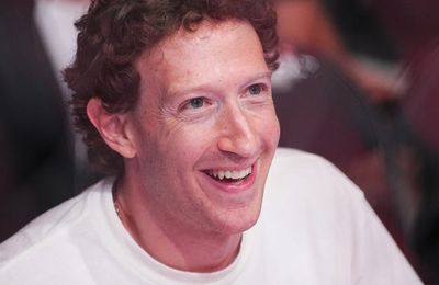 Mark Zuckerberg diện 3 đồng hồ xa xỉ chỉ với 1 áo phông trắng