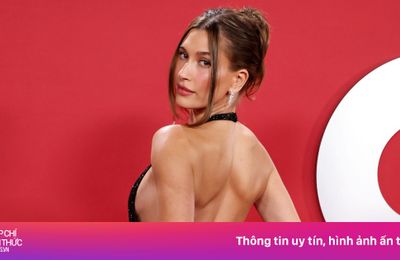 Vợ Justin Bieber lại lộ dây nội y