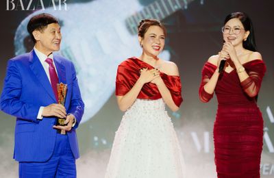 Mỹ Tâm nhận giải thưởng Thành tựu trọn đời tại Harper’s Bazaar Star Awards 2025 từ doanh nhân Johnathan Hạnh Nguyễn và Lê Hồng Thuỷ Tiên