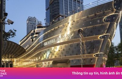 'Du thuyền trên cạn' dài hơn sân bóng đá ở Trung Quốc