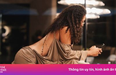 'Nữ hoàng tennis' bất ngờ gợi cảm