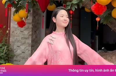 Vợ Quang Hải diện áo dài, bà xã Duy Mạnh khoe túi hiệu đón giao thừa