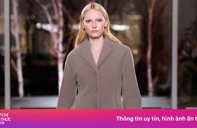 Tory Burch thu đông 2025 - đôi chân nữ thần, bờ vai quý cô hiện đại