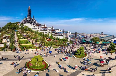 Núi Bà Đen nườm nượp người hành hương đầu năm