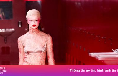 Hãng xa xỉ mang nhà vệ sinh công cộng lên sàn runway