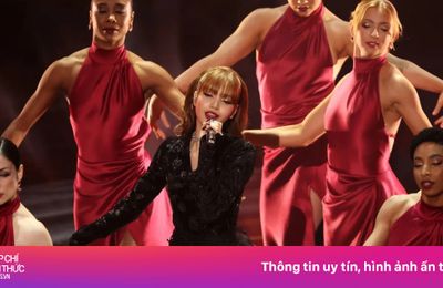 Lisa tôn vinh James Bond