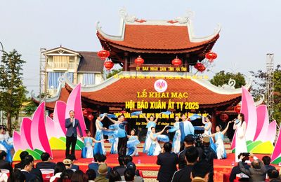 Hội báo Xuân 2025 Hà Tĩnh: Việt Nam hội nhập trao quà cho 10 gia đình khó khăn vui Tết