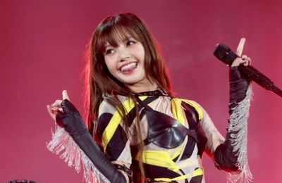 Chiếc quần cắt xẻ khiến Lisa bị chỉ trích