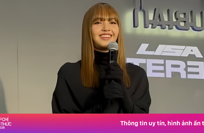 Chiếc áo 'kín trước hở sau' gây phản cảm của Lisa