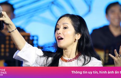 Khán giả đội mưa nghe Hồng Nhung hát tưởng nhớ Trịnh Công Sơn