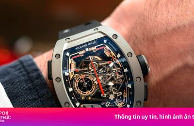 Đồng hồ triệu USD mô phỏng động cơ siêu xe Ferrari