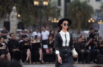 Nguyễn Cao Minh Anh catwalk cầu thang “xịn” hơn siêu mẫu