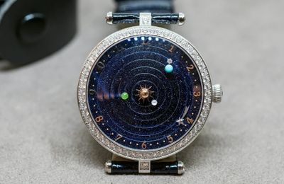 Phi hành gia đeo đồng hồ kim cương 325.000 USD vào vũ trụ