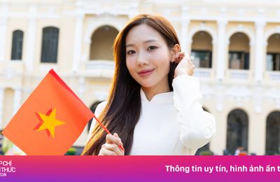 Áo dài, 'áo yêu nước' phủ kín đường phố TP.HCM dịp 30/4
