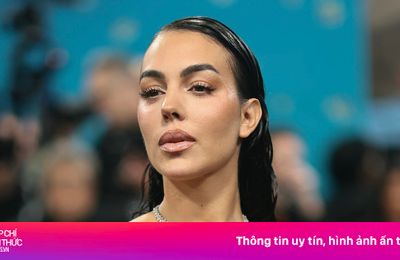 Kim cương đắt đỏ trên cổ bạn gái Ronaldo