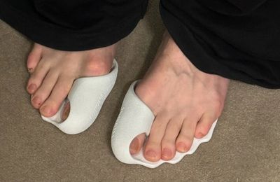 Sneaker hở 4 ngón chân giá 14 triệu đồng gây tranh cãi