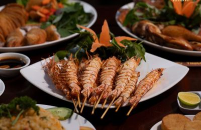Ăn gì ở quận 7? Gợi ý 10+ nhà hàng ngon & sang xịn