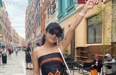Chi 10 triệu đồng, xếp hàng dưới nắng để gặp anh trai chông gai