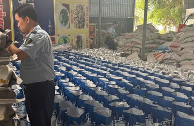 Thu giữ trên 60 tấn sản phẩm xử lý môi trường nuôi trồng thuỷ sản tại Kiên Giang