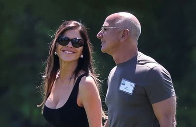 Lauren Sánchez và Jeff Bezos tình tứ tại 'trại hè tỷ phú'