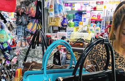 3 phân khúc giày Nike, túi Dior 'nhái' từ chợ Bà Chiểu đến chợ mạng