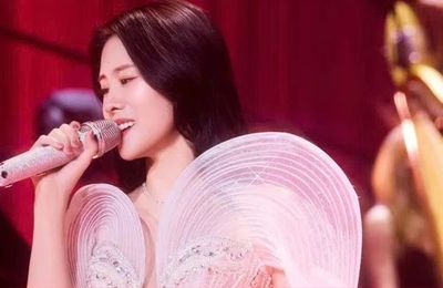 'Nữ hoàng nhạc phim' Trung Quốc diện váy giá 5.900 USD của NTK Việt