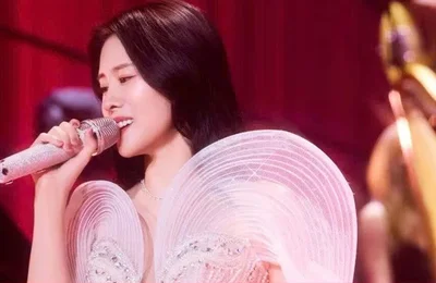 'Nữ hoàng nhạc phim' Trung Quốc diện váy giá 5.900 USD của NTK Việt