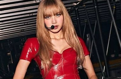 Lisa theo mốt không quần với Ferrari