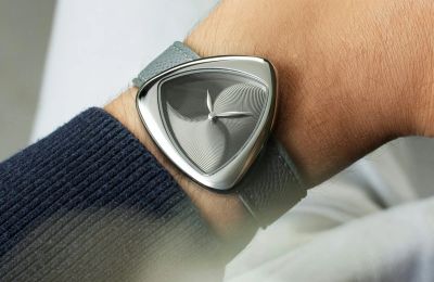 Đồng hồ tam giác gây chú ý