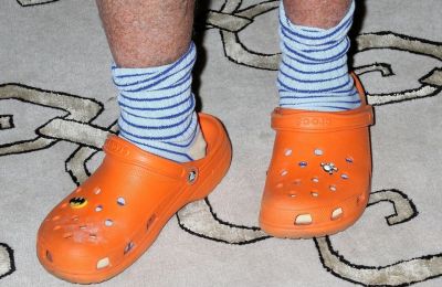 Crocs báo lỗ, giày 'xấu xí' sắp hết thời?