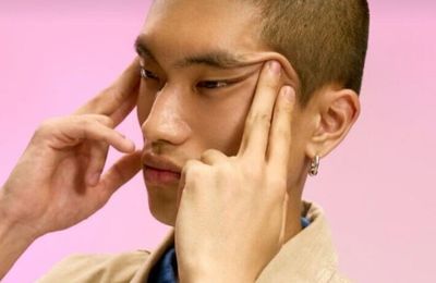 Hãng đồng hồ Thụy Sĩ xin lỗi vì quảng cáo 'mắt xếch'