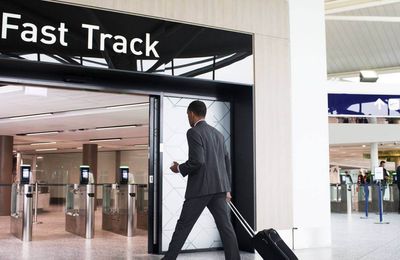 iVIVU khuyến mãi đặc biệt: Trải nghiệm Fast Track miễn phí khi bay quốc tế