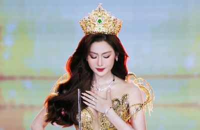 Hoa hậu Quế Anh mặc váy Nguyễn Minh Tuấn trao vương miện Miss Grand
