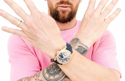 Messi gây chú ý khi đeo đồng hồ Patek Philippe nữ