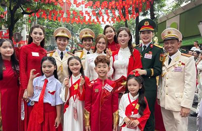 Hoa hậu Tiểu Vy, Lương Thùy Linh, Bảo Ngọc đồng diễn “Khí phách Việt Nam” tại sự kiện A80