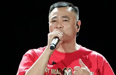 Tự Long cúi lạy, Anh trai chông gai kết trong nước mắt